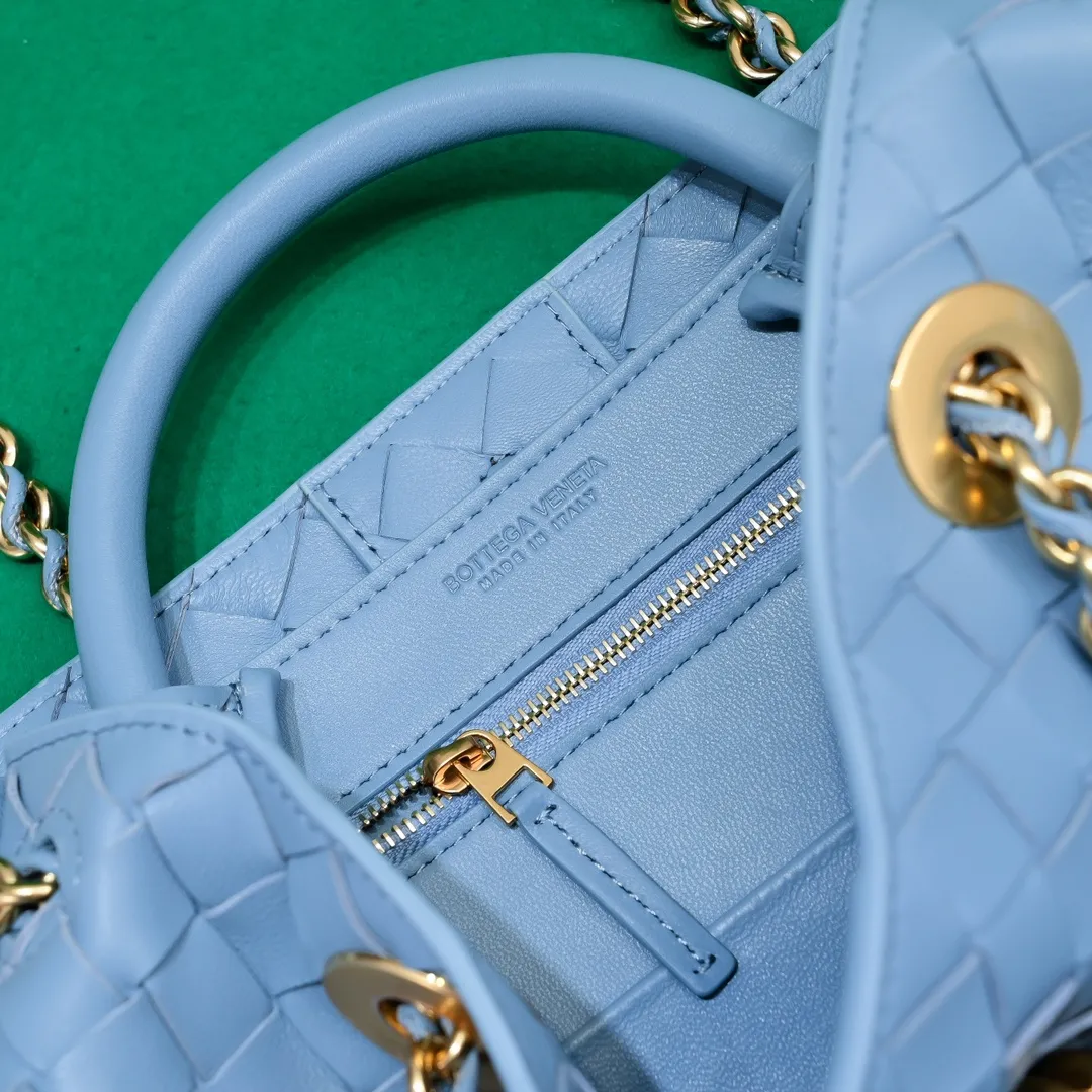 Batch 1960 BOTTEGA VENETA 2024 spring and summer new small ANDIAMO chain bag is also available! 🔥🔥I believe many friends have been waiting for a long time. The metallic chain adds a touch of sophistication to the original softness and elegance of Andiamo. The collision of classic craftsmanship and elegance creates a different kind of beauty. Style number: 6008 Size: 25*22*10.5cm